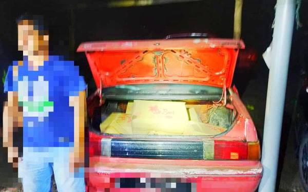 Minyak masak paket bersubsidi yang dirampas dalam serbuan di Kampung Renab, Ayer Lanas, Jeli pada Ahad.