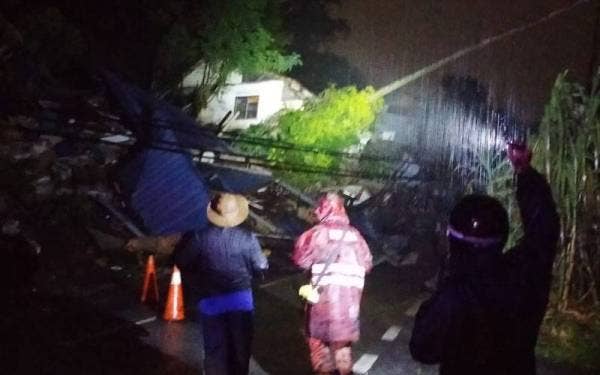 Keadaan tanah runtuh Jalan Palimbayan Sungai Penchala di sini pada Sabtu.