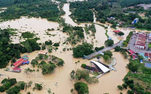 Rakaman gambar dari pemandangan udara berkenaan situasi semasa banjir yang melanda Lubok China hari ini. - Foto Bernama