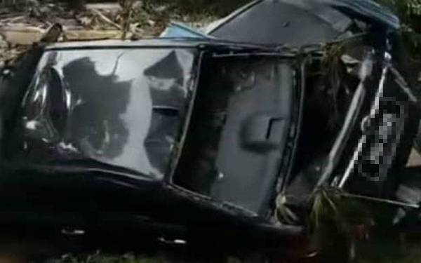 Keadaan kereta yang dihanyutkan banjir di Hulu Langat.