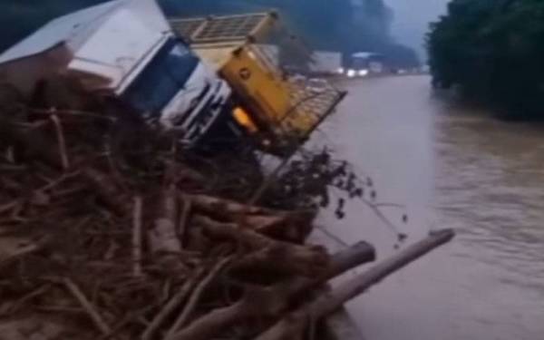 Kenderaan berat tersadai selepas dibawa arus deras di Lebuhraya Karak.