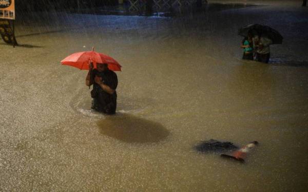Banjir melanda Lembah Klang sejak semalam susulan hujan lebat berterusan menyebabkan ribuan penduduk dipindahkan. - Foto Bernama