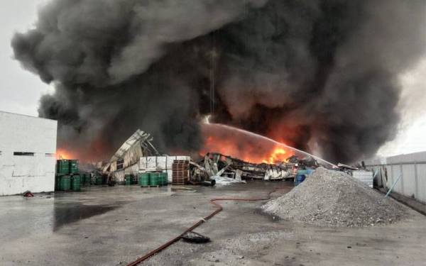 Dua kilang dan sebuah stor penyimpanan bahan kimia musnah dalam satu kebakaran di Kawasan Perindustrian Bemban pada Ahad. Foto ihsan Bomba