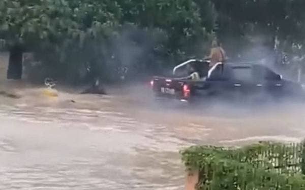 Video tular yang memaparkan kenderaan pacuan empat roda cuba merempuh secara mengundur terhadap lima individu yang sedang mengharungi banjir di Jalan Kampung Batu Belah di sini.