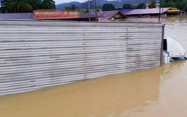 Pemandu maut apabila kenderaan ditenggelami banjir dalam kejadian di laluan berhampiran Simpang Desa Coalfield di sini pada Ahad.