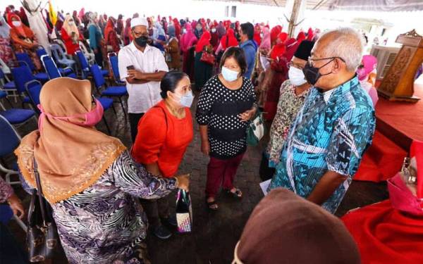 Mahdzir ( kanan) beramah mesra bersama ahli yang hadir ke Program Jalinan Rakyat Wanita UMNO Bahagian Padang Terap di sini pada Ahad.