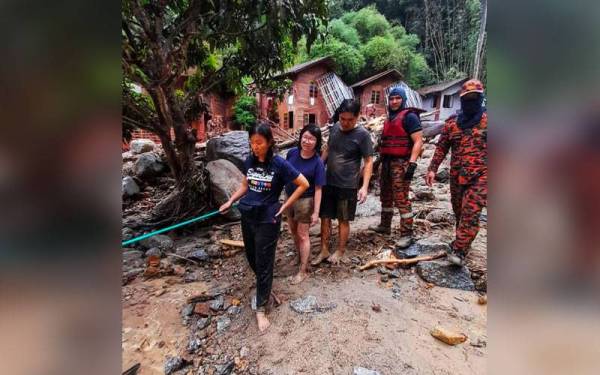 Sebahagian mangsa yang berjaya diselamatkan dalam kejadian tersebut. Foto Ihsan JBPM