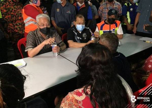 Ismail Sabri dan Menteri Wilayah Persekutuan, Datuk Seri Shahidan Kassim melawat mangsa kebakaran Perumahan Awam Sri Johor, Cheras. - Foto Bernama