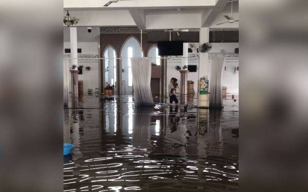 Keadaan Masjid Kampung Sri Aman selepas dinaiki air.