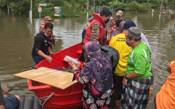 Pasukan bomba dan penyelamat menyelamat di kawasan Masjid untuk dihantar ke lokasi yang lebih selamat
