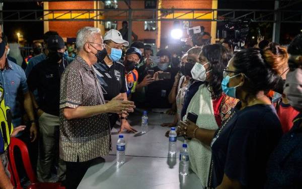 Ismail Sabri bersama Shahidan mendengar luahan mangsa kebakaran dan penduduk setempat ketika hadir ke lokasi kebakaran. Foto Bernama