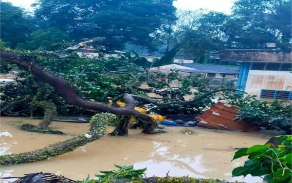 Keadaan LRA Karak, Bentong yang terpaksa ditutup akibat ditenggelami banjir.