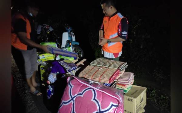 Pegawai JKM Daerah Lipis terpaksa berdepan pelbagai kesukaran untuk menghantar bantuan kepada mangsa banjir di PPS Kg Lubuk Kulit, Lipis pada awal pagi Isnin.