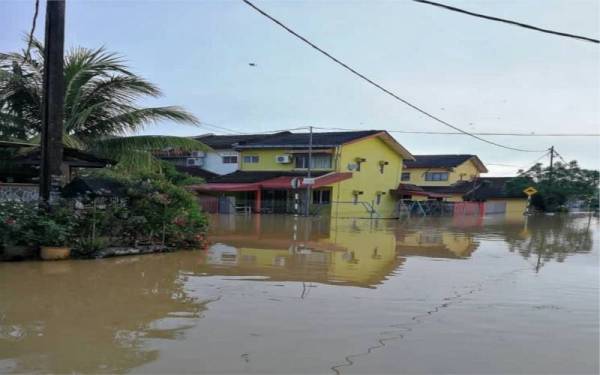 Taman Perumahan di Cenderawasih dinaiki air awal pagi Isnin.