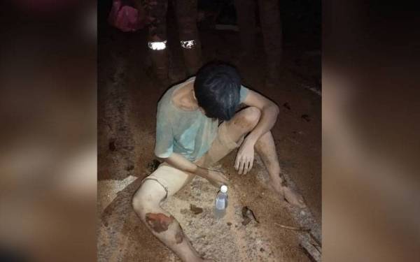 Seorang lelaki ditemui cedera dalam insiden tanah runtuh di Jalan Genting Peres- Kuala Kelawang pada Ahad.