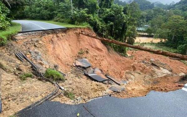 Keadaan jalan lama laluan Kuala Lumpur-Bentong berhampiran simpang Lentang yang terputus akibat kejadian tanah runtuh pada Ahad. - Foto FB JKR Bentong