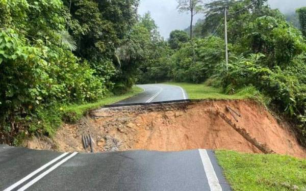 Jalan lama Kuala Lumpur-Bentong ditutup kepada semua kenderaan berikutan tanah runtuh berhampiran simpang Lentang. - Foto FB JKR Bentong