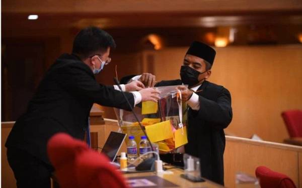 Sesi pengundian dijalankan bagi memilih dua Ahli Dewan Negara sempena Persidangan Ketujuh, Mesyuarat Kedua, Tahun Keempat Dewan Negeri Perak ke-14 pada Isnin.