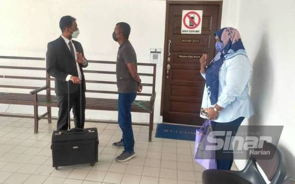 Mohamad Abdul Hafiz Abdul Kadir (tengah) dilepas dan dibebaskan atas tuduhan merogol remaja empat tahun lalu oleh Mahkamah Sesyen Segamat pada Isnin.