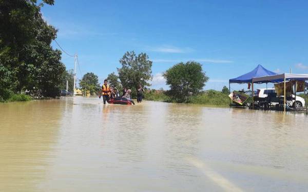 Keadaan di sekitar taman perumahanTaman Pandan Indah dan Damai yang dilanda banjir.