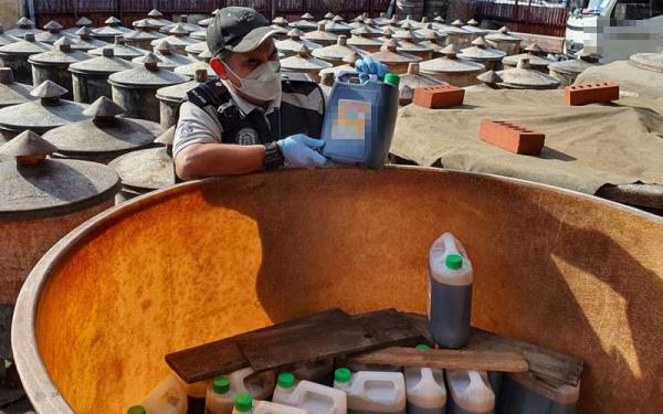 Mohd Wazir menunjukkan tempat penyimpanan kicap yang diletakkan ditempat tidak sesuai.