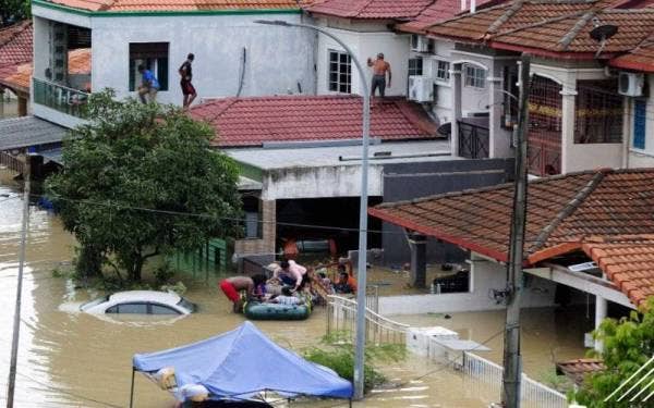Keengganan penduduk di sesetengah kawasan banjir termasuk di Taman Sri Muda, Seksyen 25 di sini untuk berpindah awal menyebabkan ramai mangsa banjir yang terkandas. Foto Bernama