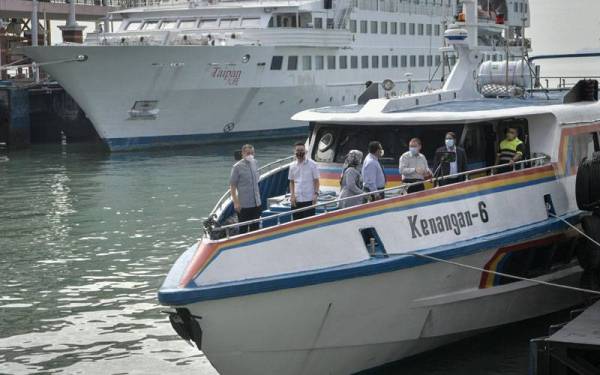 Zairil Khir (dua dari kiri) bersama Pengerusi Suruhanjaya Pelabuhan Pulau Pinang, Datuk Tan Teik Cheng (kiri) melakukan lawatan selepas mengadakan sidang akhbar berhubung pembiayaan feri percuma bagi tahun 2022 pada Isnin. - Foto Bernama