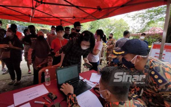 Mangsa banjir mendaftar di Pos Kawalan Operasi Bomba.