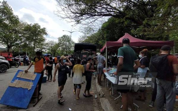 Mangsa banjir beratur bagi mendapatkan bantuan makanan dan perubatan.