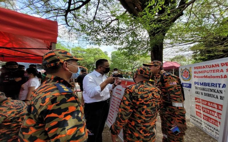 Reezal (tengah) diberi taklimat oleh pasukan bomba.