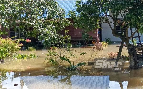 Paras air masih tinggi ketika tinjauan dilakukan di Changkat Jong susulan kejadian banjir sejak Ahad.