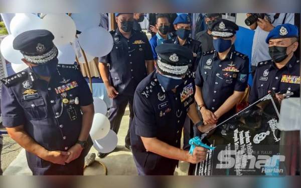 Mazlan menandatangani plak perasmian Markas Taktikal Pasukan Polis Marin Kuala Kedah, Wilayah Satu Kedah.