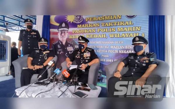 Mazlan (dua, kanan) pada sidang media selepas merasmikan Markas Taktikal Pasukan Polis Marin Kuala Kedah, Wilayah Satu Kedah.