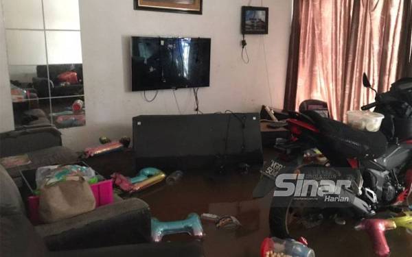 Keadaan di dalam rumah Syahril Azhar.