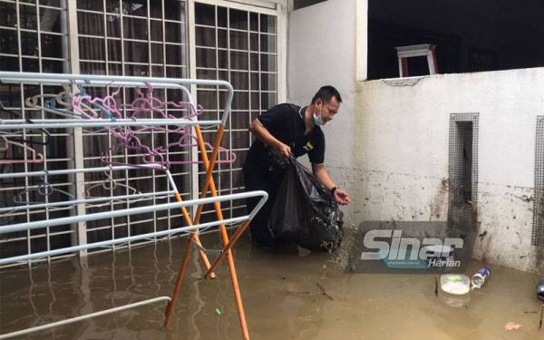 Syahril Azhar membersihkan kawasan rumahnya