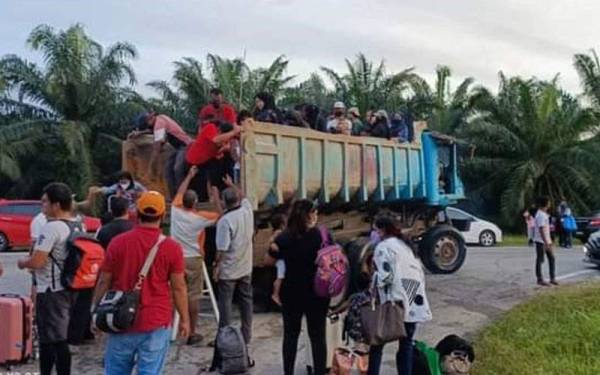 Penduduk lega berjaya keluar ke tempat lebih selamat selepas terperangkap sejak banjir melanda pada Jumaat.