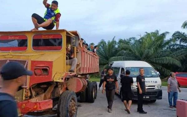 Dua buah 'lori hantu' berjaya masuk ke Bandar Seri Ehsan, Banting untuk membantu memindahkan mangsa banjir.