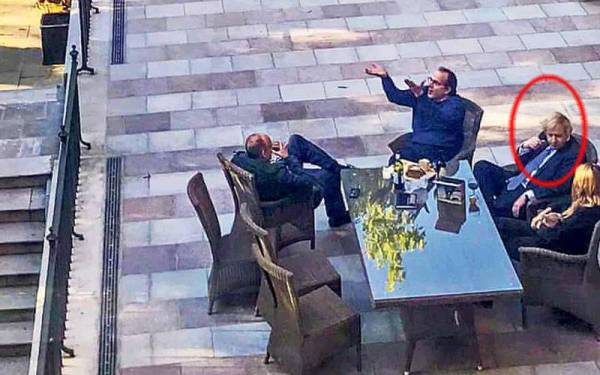 Boris (dalam bulatan) didakwa sedang berparti bersama beberapa kakitangan beliau ketika lockdown pada tahun lalu. - Foto Agensi