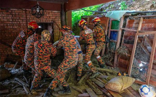 Anggota bomba melakukan operasi mencari dan menyelamat mangsa yang dibawa arus deras sungai di Bobby Eco Farm Resort Bentong pada Isnin. - Foto Bernama