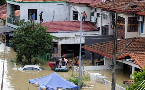 Rakyat Malaysia menjadi wira ketika menyelamatkan mangsa banjir di Selangor.