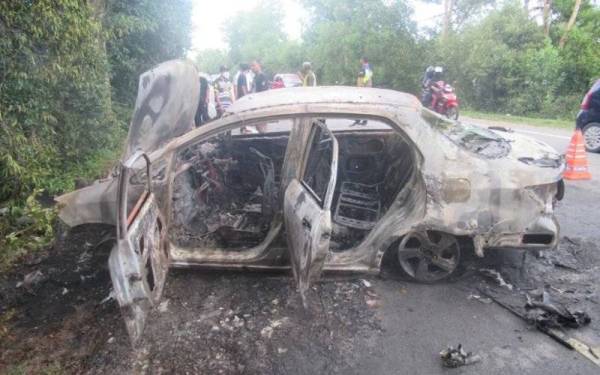 Keadaan kereta dinaiki tiga beradik yang musnah terbakar di lokasi. - Foto ihsan polis
