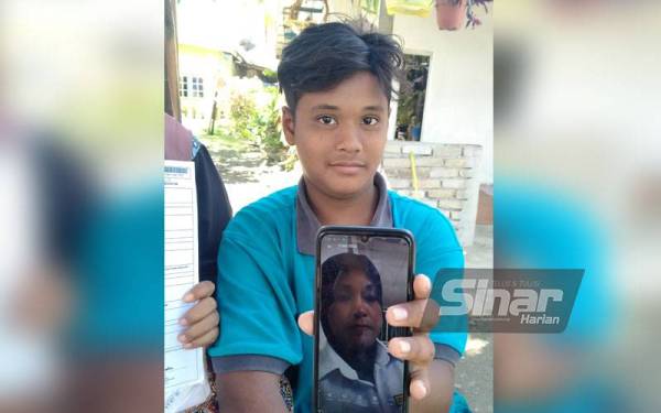 Mohamad Amir Syafuan menunjukkan gambar ibu kandungnya, Noraini Abu Hasan yang terputus hubungan sejak tujuh tahun lalu.