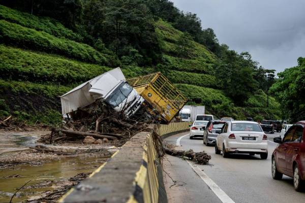 KARAK, Dec 19 - Post-landslide situation at 69.5km Karak-Bentong expressway. (Photo by Bernama)