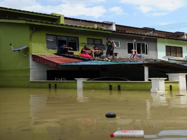 Sebahagian mangsa banjir yang masih terkandas di atas bumbung rumah mereka ketika tinjauan di Taman Seri Muda Seksyen 25 pada Isnin. - Foto Bernama