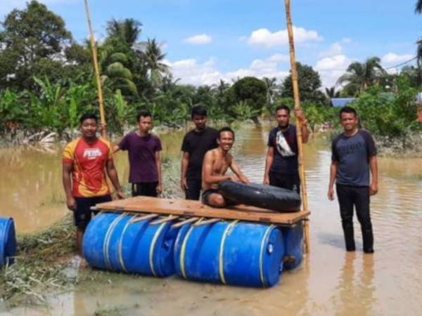 Rakit tersebut mengambil masa kira-kira sejam untuk disiapkan, dan boleh mengangkut maksimum enam orang. - Foto Bernama