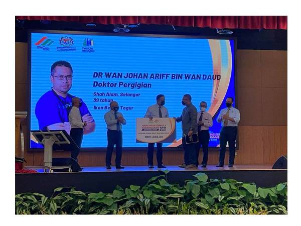 Dr Wan Johan Ariff (kanan) menerima anugerah ‘Adiwira Bumi’ atas sikap ‘berani tegur’ terhadap individu yang membuang sampah merata-rata.