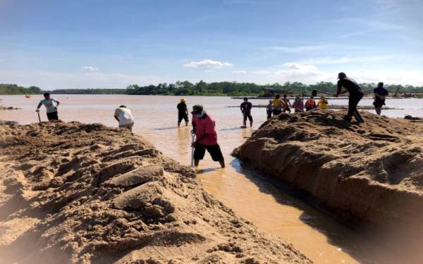 Alur dibina dari tebing Sungai Kelantan menghala ke Pantai Suri bagi mengalirkan limpahan sungai ke pantai.