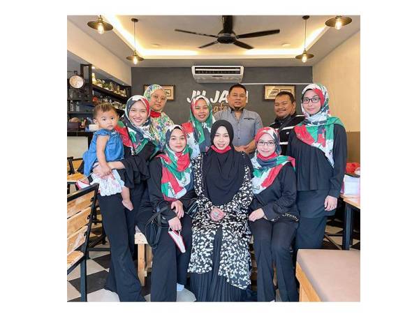 Fatin Pauzi (duduk, tengah) bersama kakitangannya menerapkan konsep Islamik sebagai pendekatan utama syarikat dan produk.