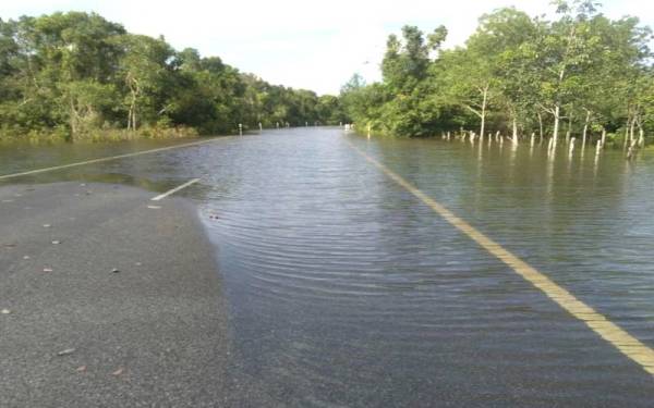 Air melimpah di tujuh jalan raya di daerah Pasir Mas menyebabkan ia terpaksa ditutup kepada semua jenis kenderaan. - Foto sumber internet