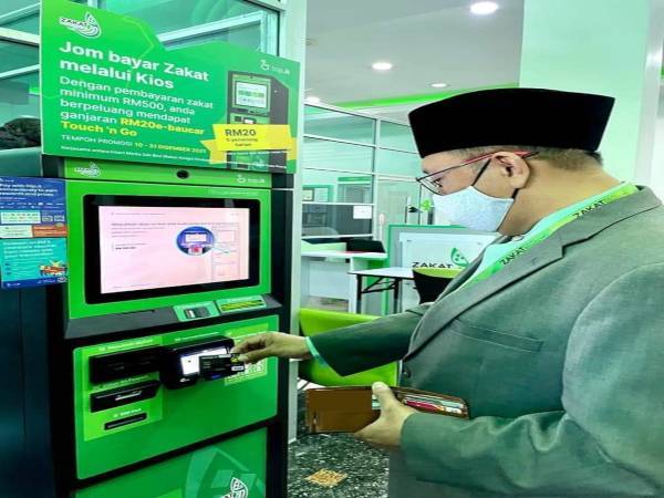 Amran mencuba kios baharu pembayaran zakat.